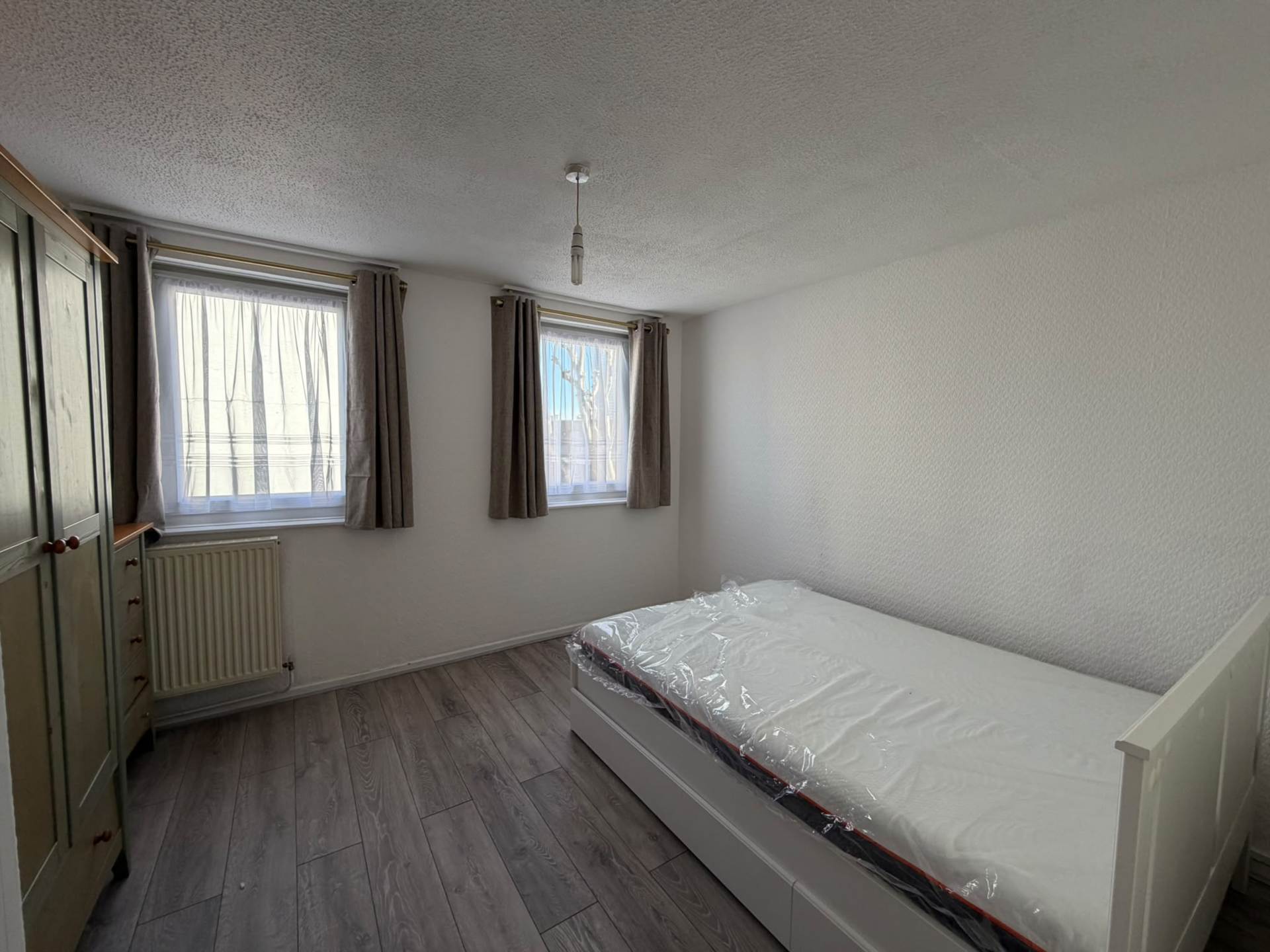 Kemps Drive, Saltwell Lane, London, Image 10