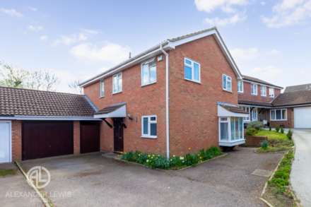 4 Bedroom Link-Detached, Bell Acre Gardens, Letchworth Garden City, SG6 2BY