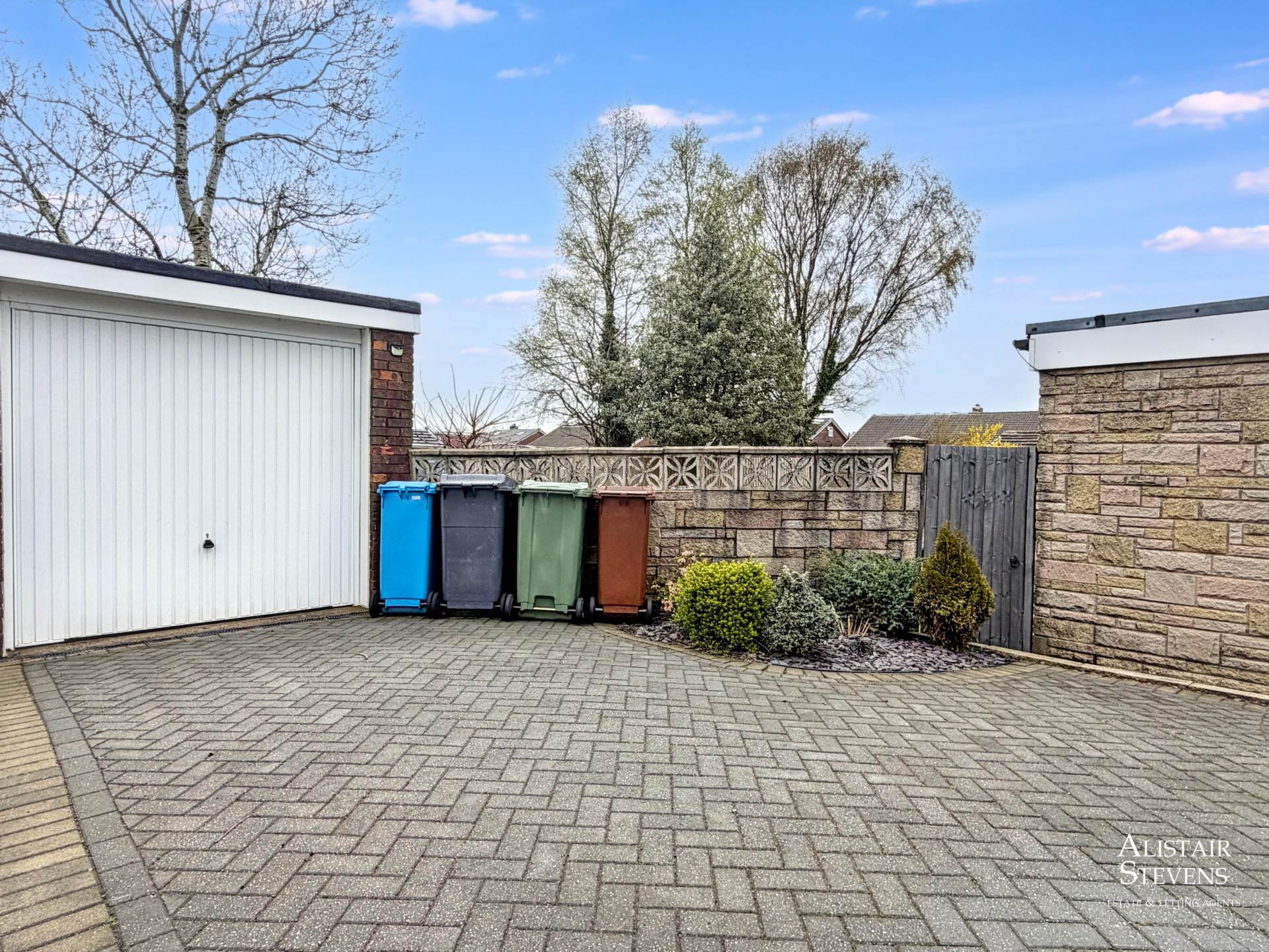 Ashdown Way, Shaw, Image 17