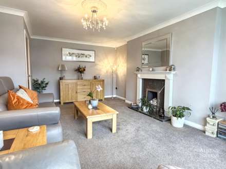 Ashdown Way, Shaw, Image 6