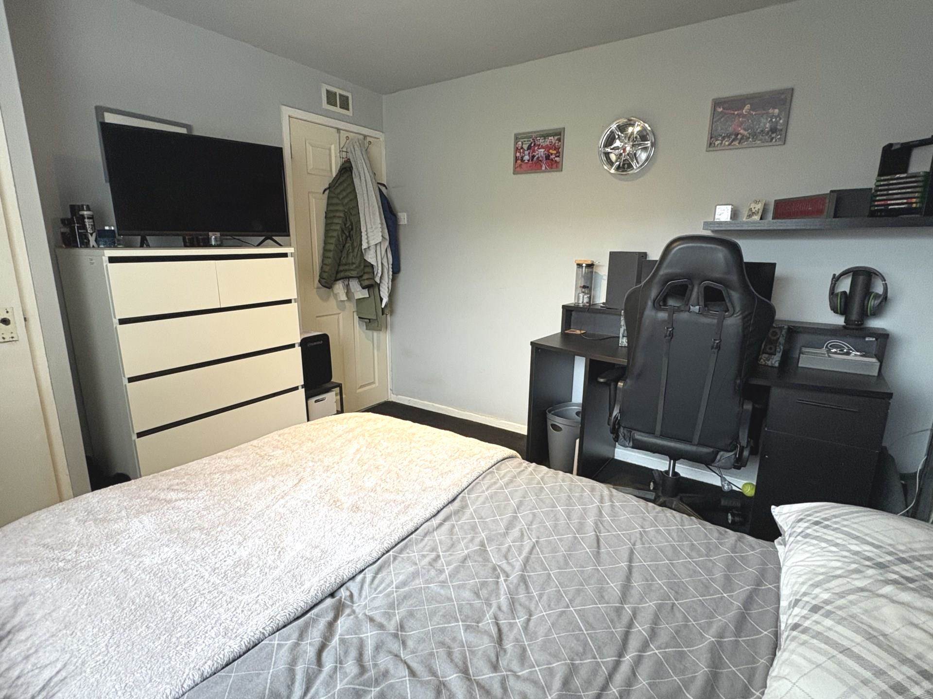 Chatsworth Close, Shaw, Image 12