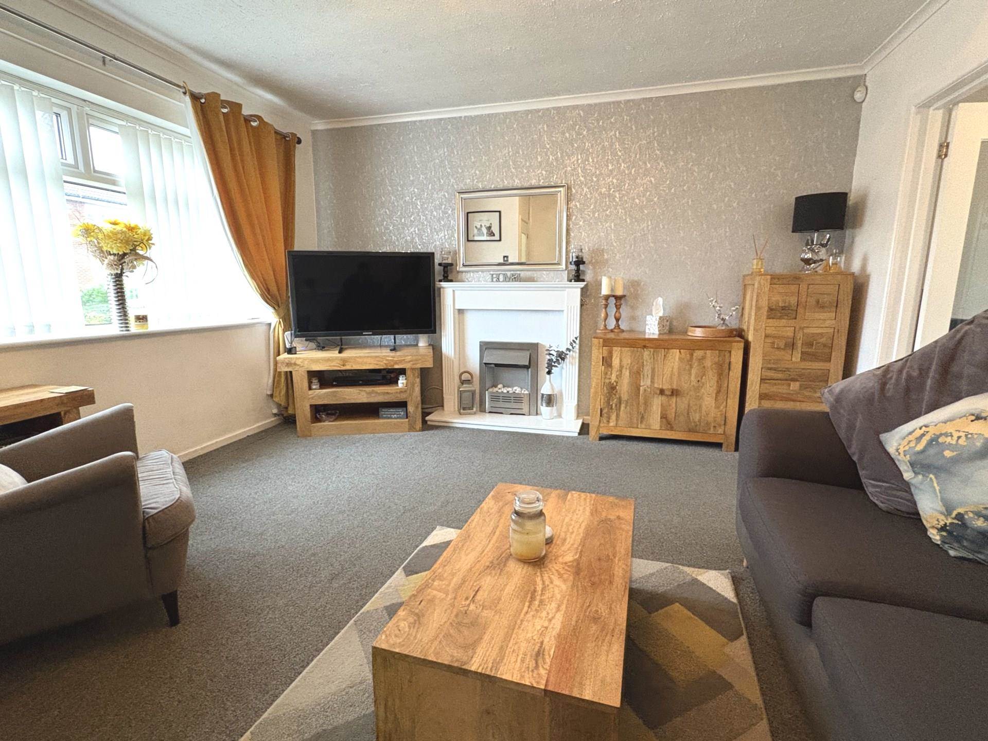 Chatsworth Close, Shaw, Image 2