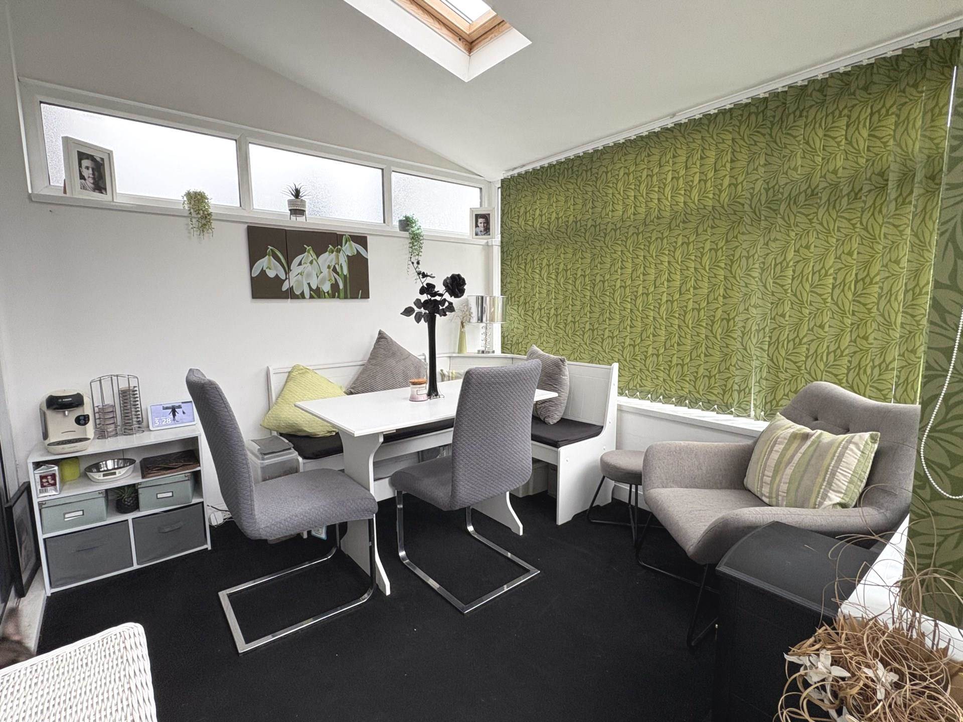 Chatsworth Close, Shaw, Image 7
