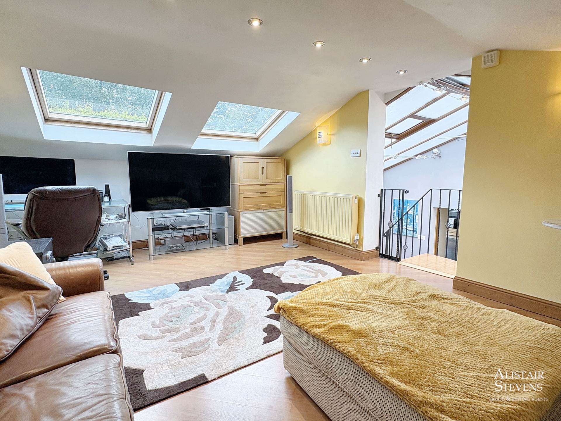 Dogford Road, Royton, Image 13