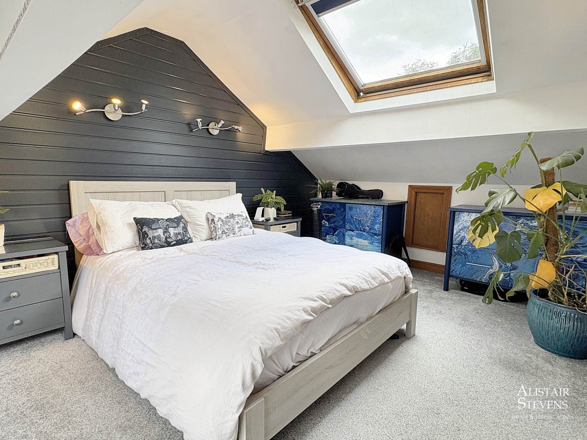 Dogford Road, Royton, Image 25