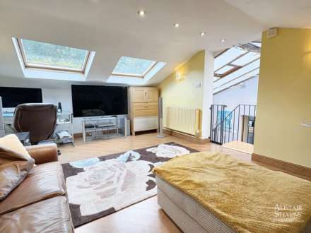 Dogford Road, Royton, Image 13