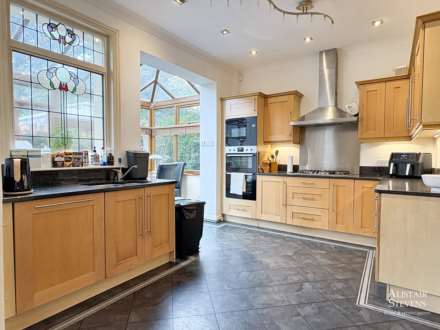 Dogford Road, Royton, Image 7