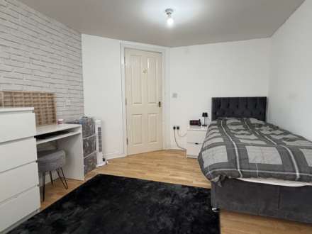 Sherwood Way, Oldham, Image 15