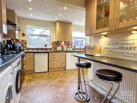 Highfield Drive, Royton, Image 3