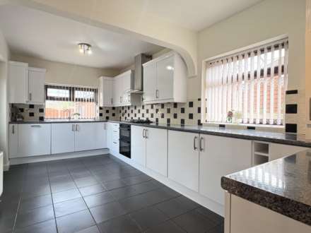 Carlton Way, Royton, Image 3