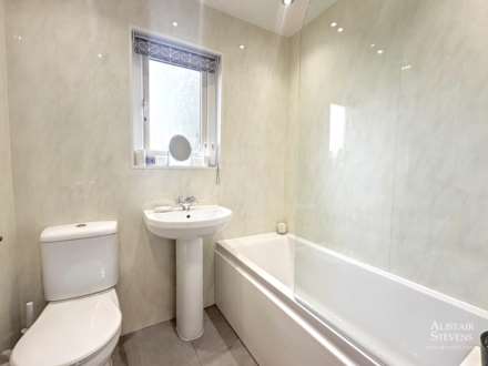 Holden Fold Lane, Royton, Image 13
