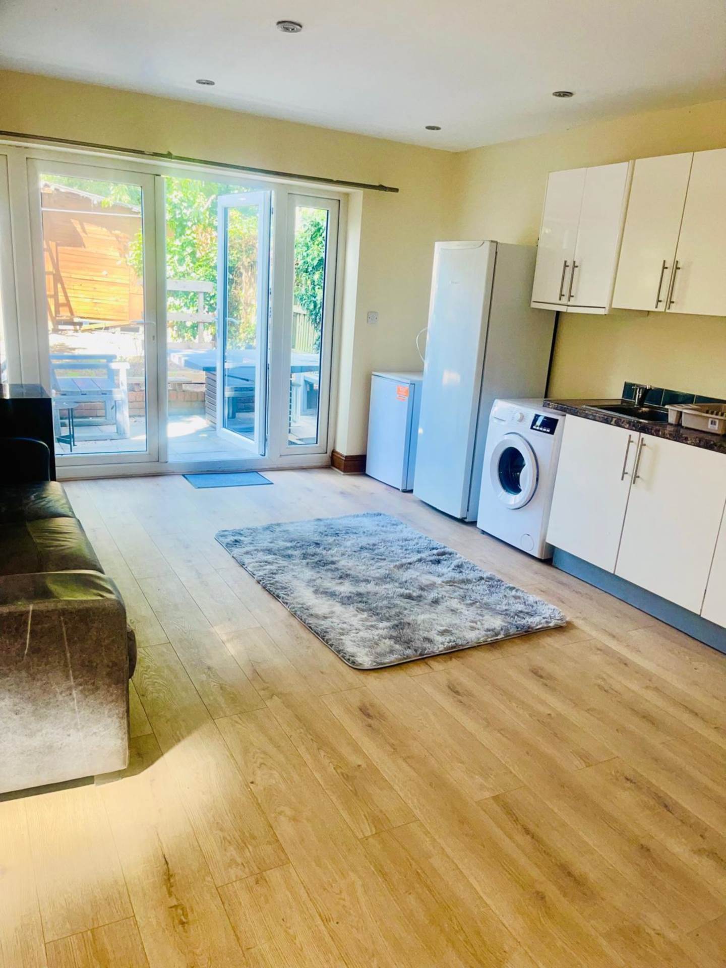 Amwell Bungalow, Hounslow, Image 2