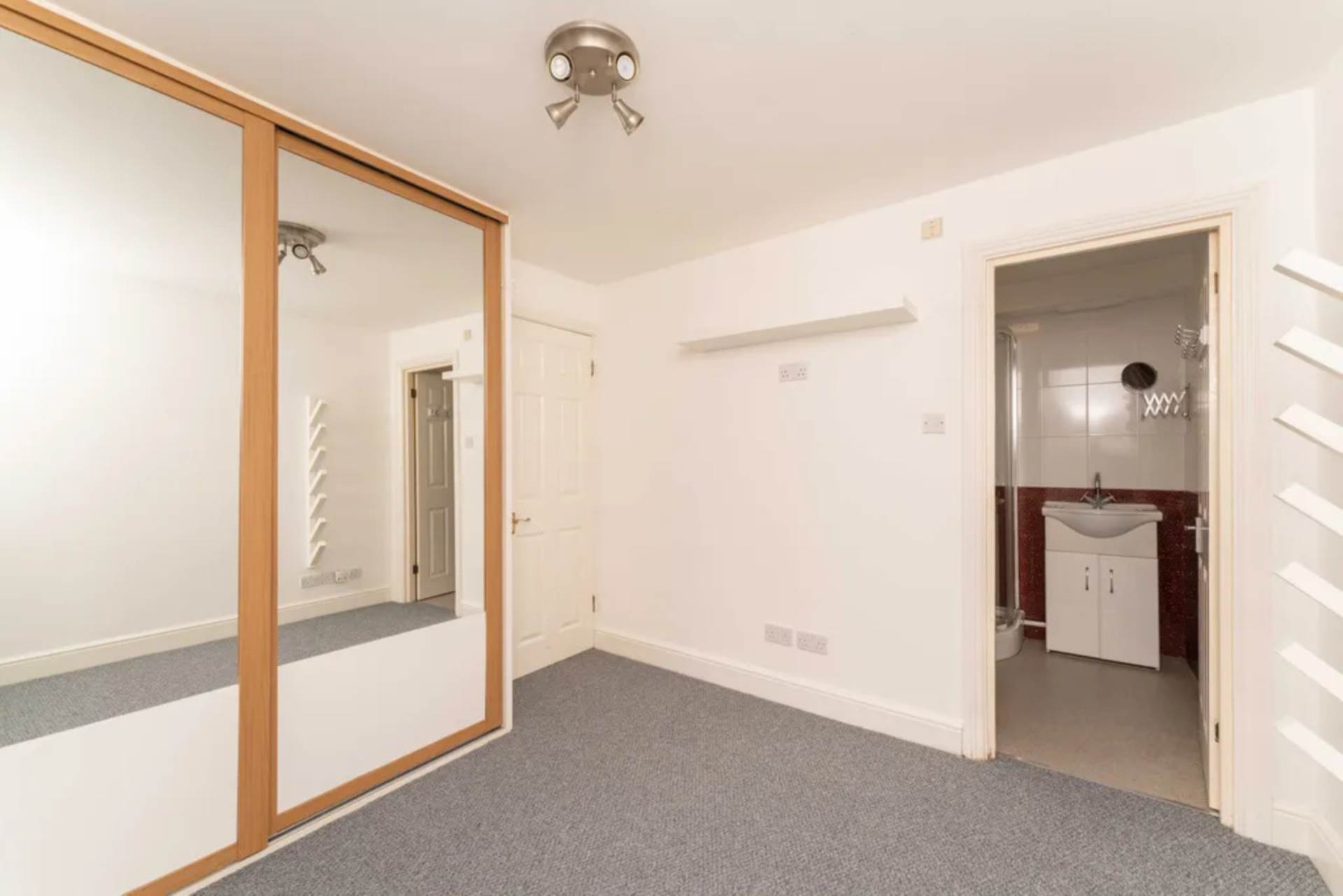Comer Crescent, Southall, Image 4