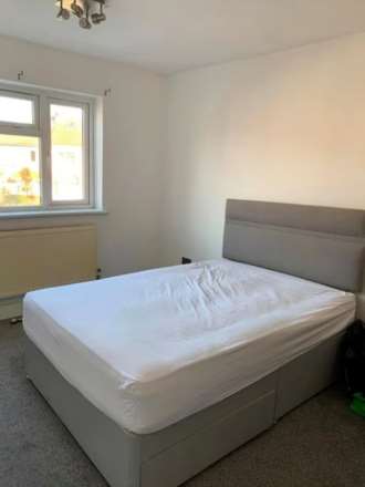 Spring Grove Crescent, Hounslow, Image 2