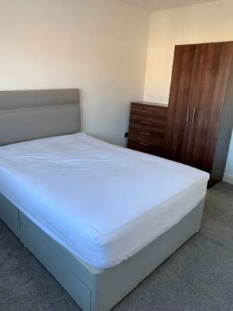 Spring Grove Crescent, Hounslow, Image 3
