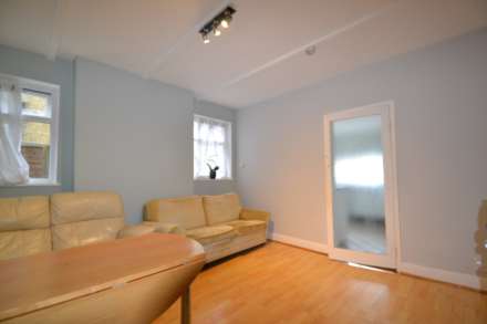 Gunnersbury Avenue, London, Image 3