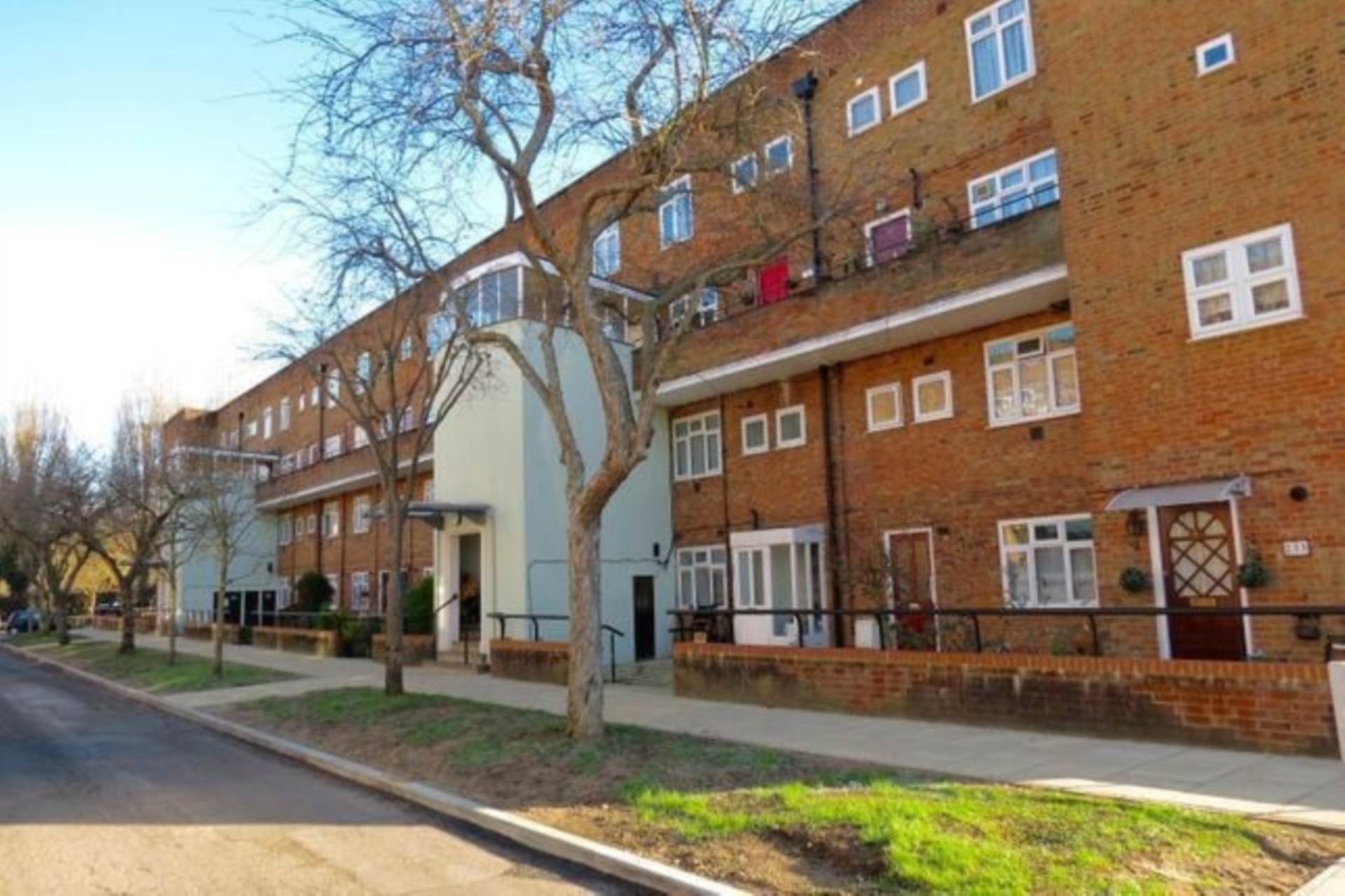 Frensham Drive, London, Image 3