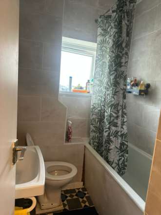 Frensham Drive, London, Image 4