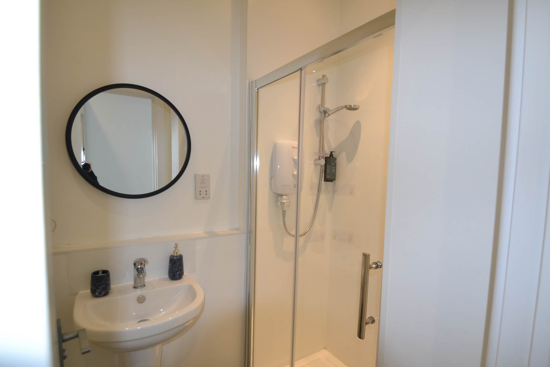 Room           London Road, Kingston Upon Thames, Image 3