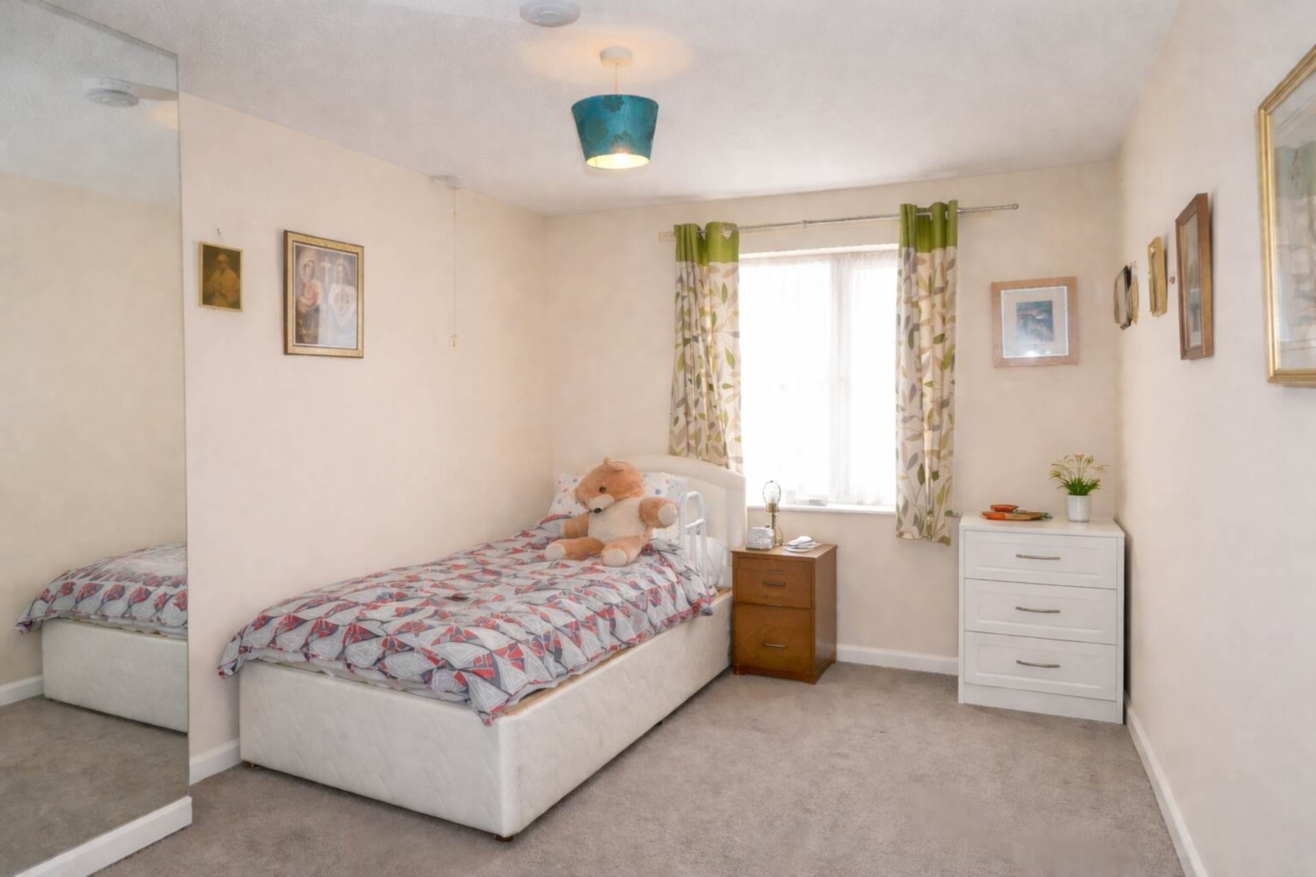 Walker Close, London, Image 3