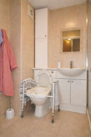 Walker Close, London, Image 5