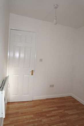 Corris Green, London, Image 4