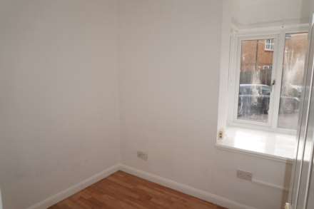 Snowdon Drive, London, Image 8