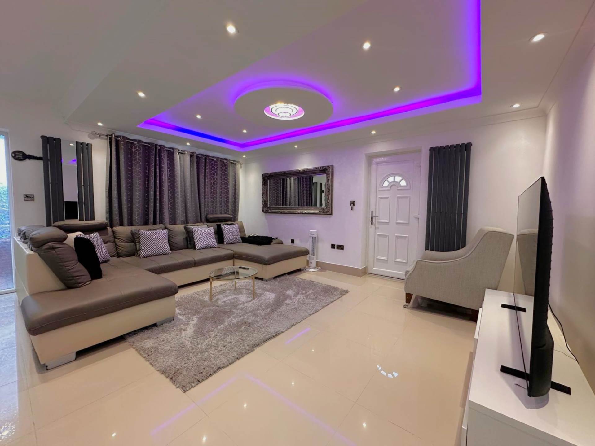 Stunning Three-Bedroom Detached House, Image 2