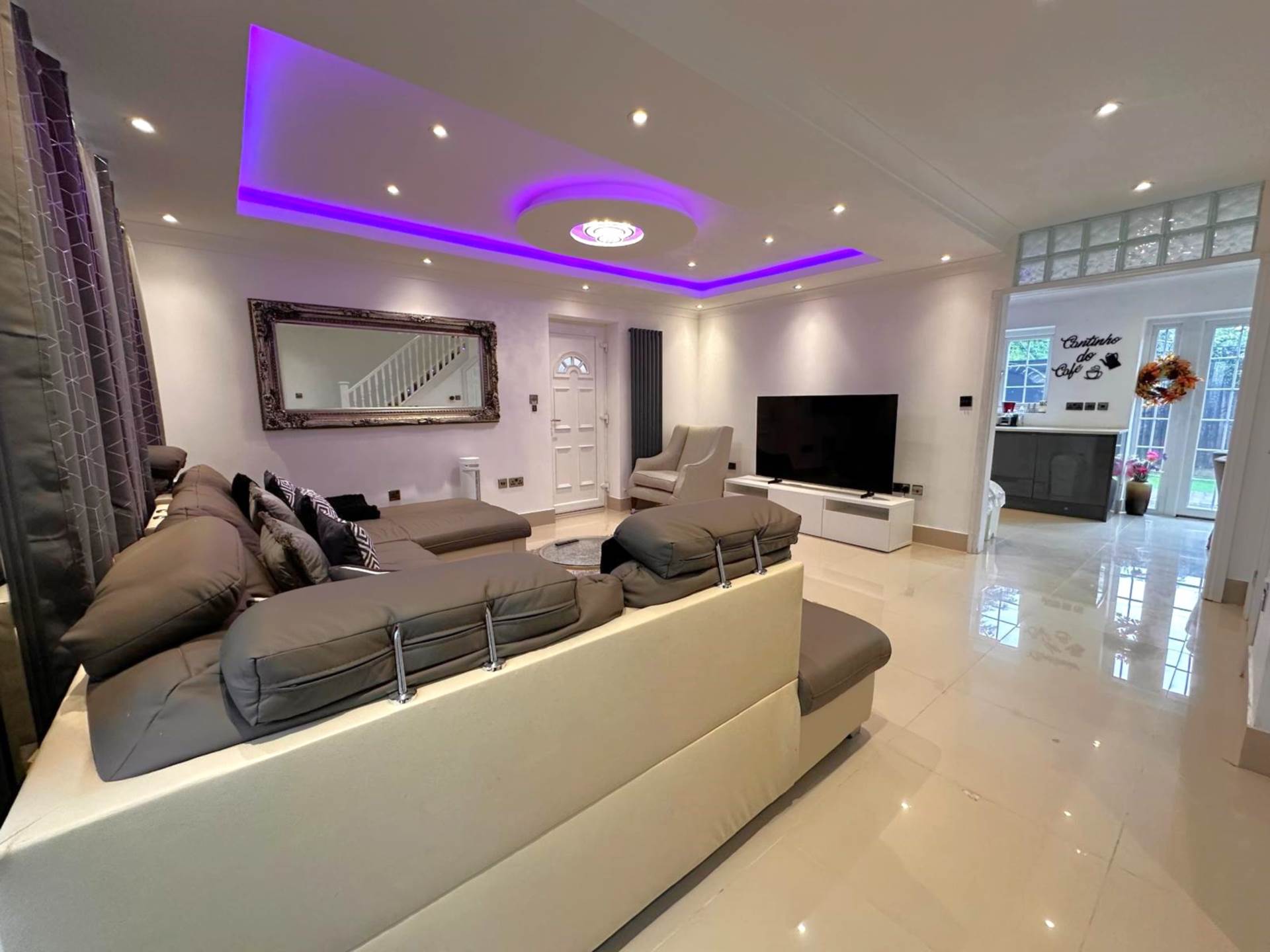 Stunning Three-Bedroom Detached House, Image 3