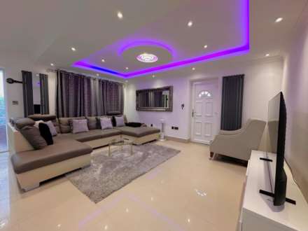Stunning Three-Bedroom Detached House, Image 2