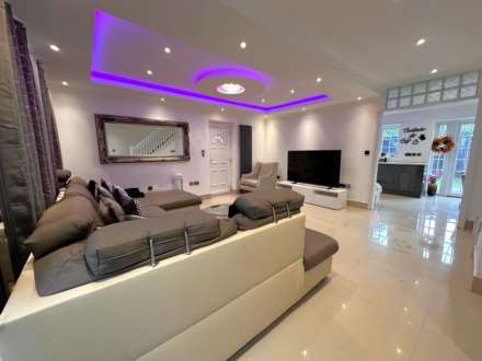 Stunning Three-Bedroom Detached House, Image 3