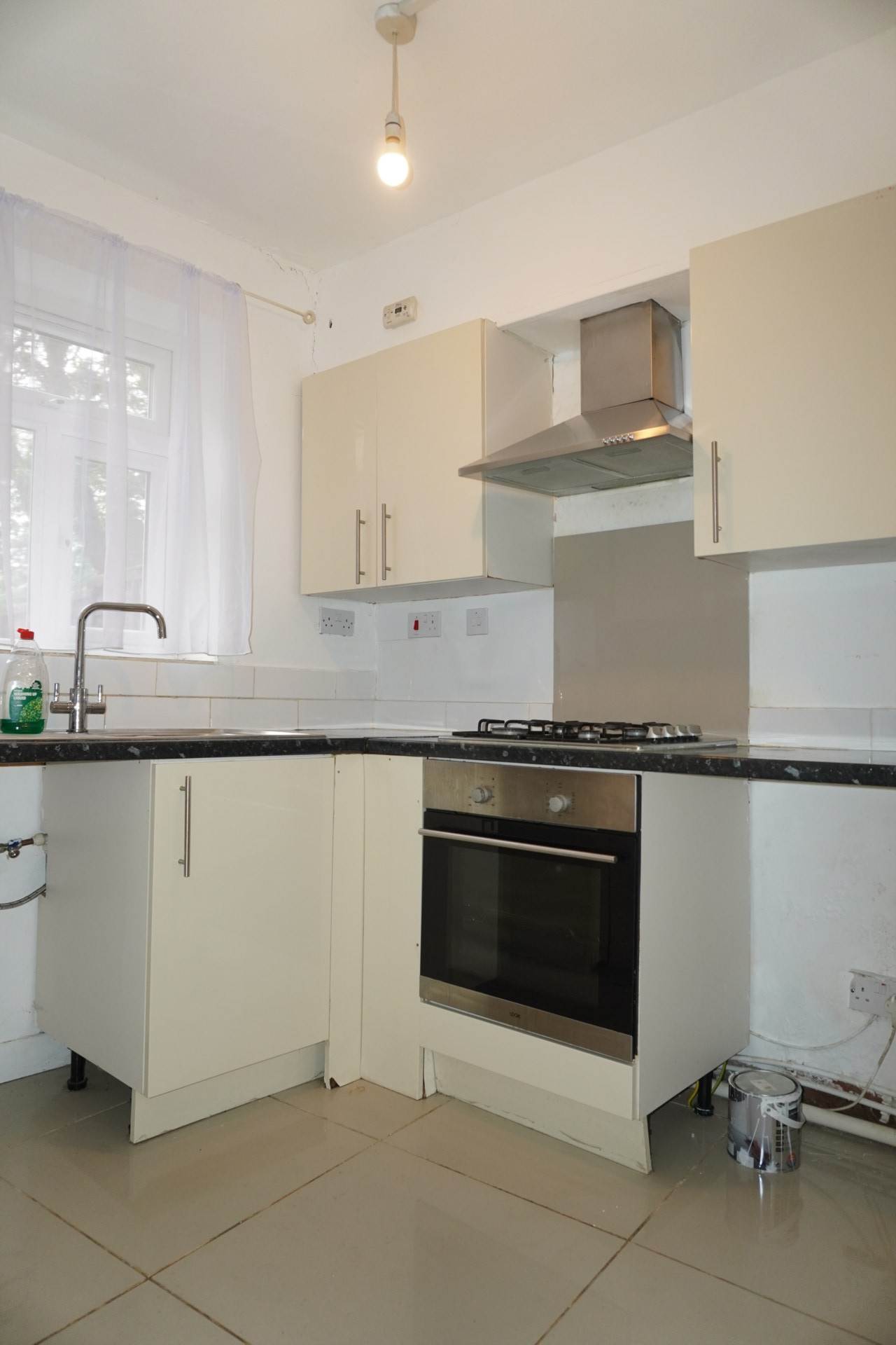 Berry Way, London, Image 8