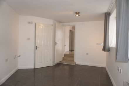 Berry Way, London, Image 11