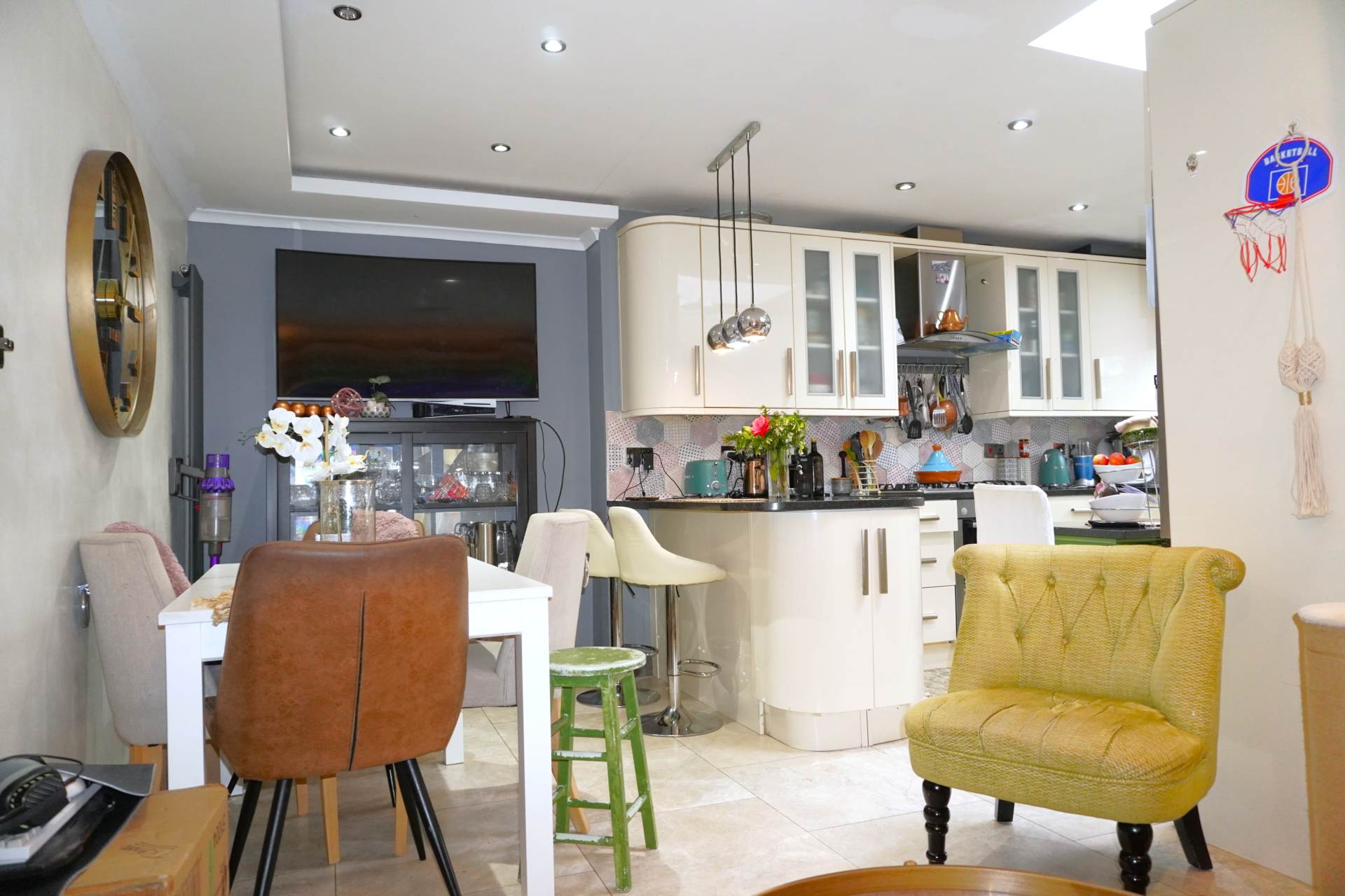 West Court Crescent, London, Image 4