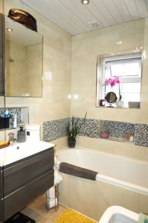 West Court Crescent, London, Image 12