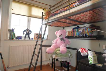 West Court Crescent, London, Image 14