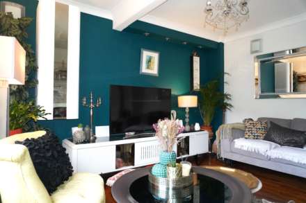 West Court Crescent, London, Image 2