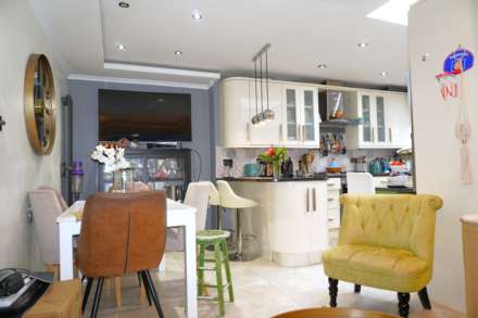 West Court Crescent, London, Image 4