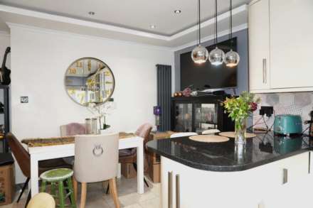 West Court Crescent, London, Image 6
