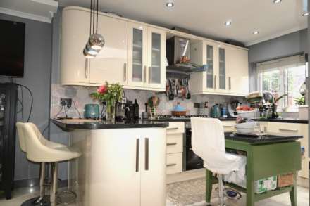 West Court Crescent, London, Image 7