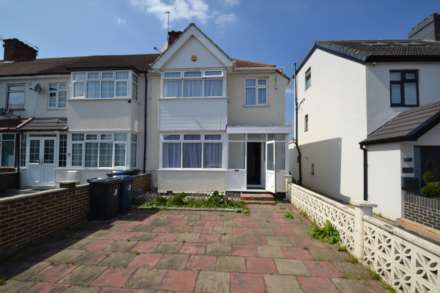 3 Bed House in Greenford, Image 1