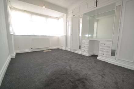3 Bed House in Greenford, Image 11