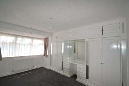 3 Bed House in Greenford, Image 2