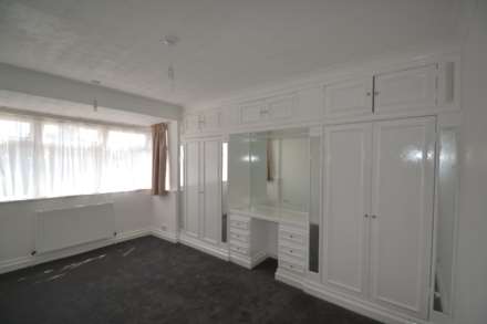 3 Bed House in Greenford, Image 3
