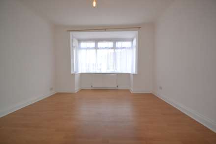 3 Bed House in Greenford, Image 4