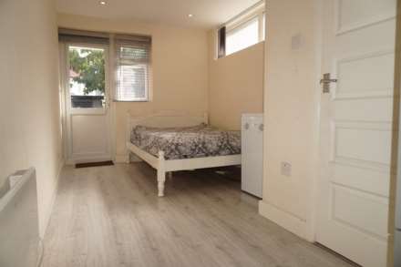 Unit   Empire Road, Perivale, Image 1