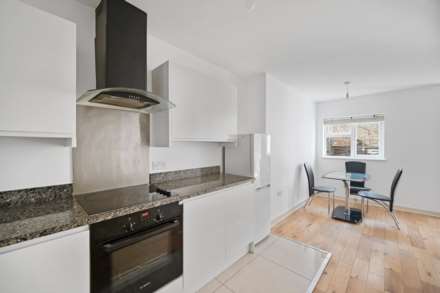 Uxbridge Road, Shepherds Bush London W12 0NP, Image 3