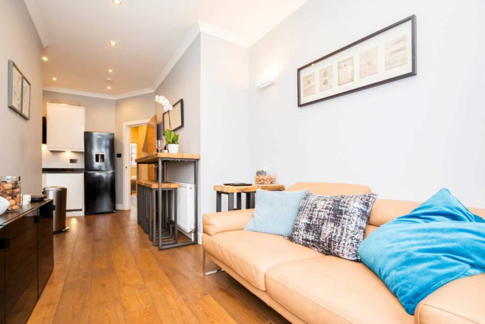 Uxbridge Road, Shepherds Bush, London W12 7JA, Image 1