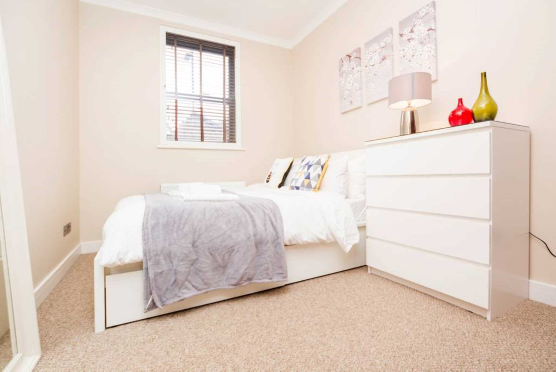 Uxbridge Road, Shepherds Bush, London W12 7JA, Image 10