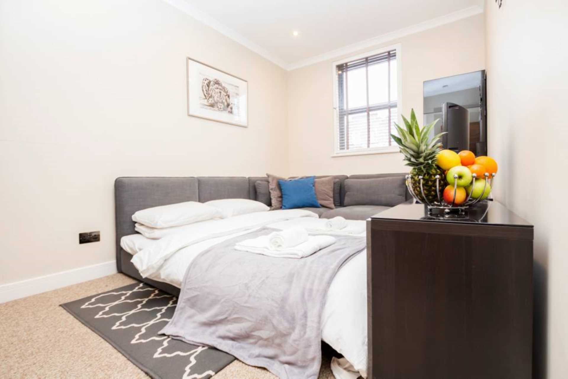 Uxbridge Road, Shepherds Bush, London W12 7JA, Image 12